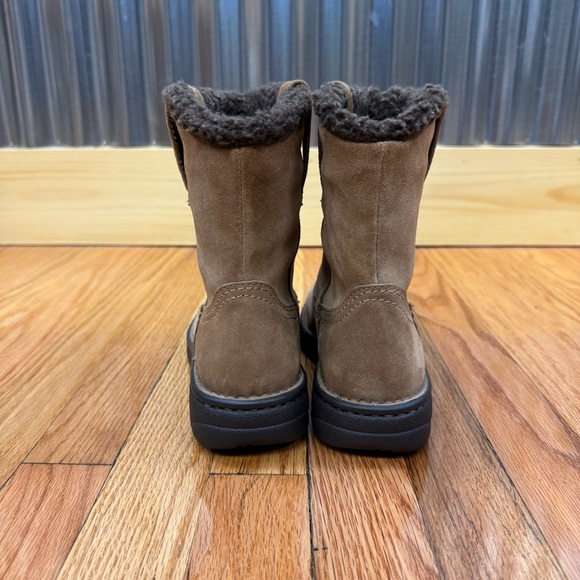 Ariat Tan and Brown Sueded Leather Sherpa Lined Boots 4LR - Picture 4 of 11